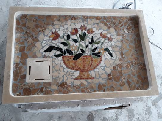 Shower tray of travertine with mosaic